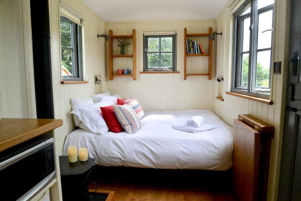 The Shepherd'S Hut @ Chichester Cottage Buitenkant foto