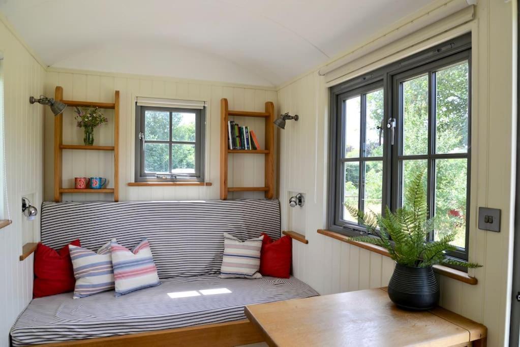 The Shepherd'S Hut @ Chichester Cottage Buitenkant foto