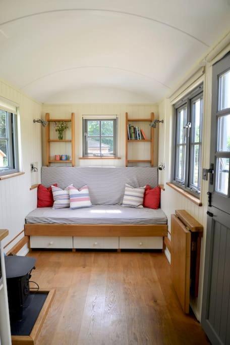 The Shepherd'S Hut @ Chichester Cottage Buitenkant foto